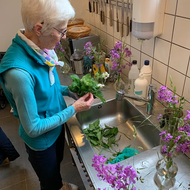 Gerda arrangerer blomster til Tirsdagskredsen