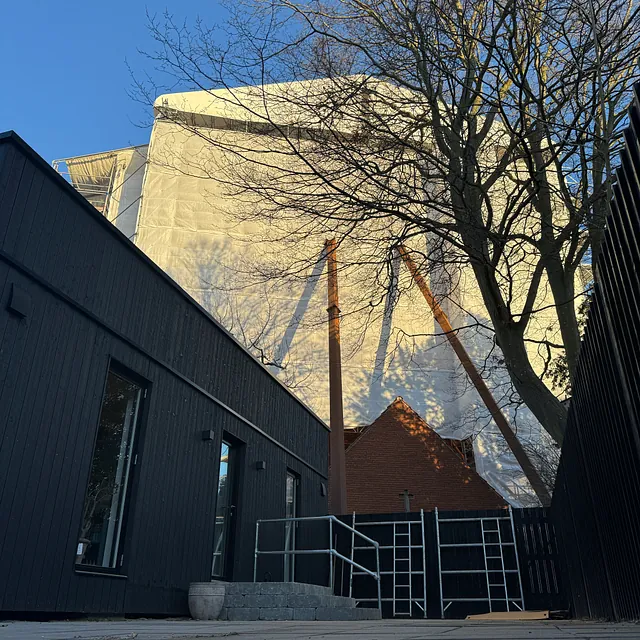 Kontorbygningen bag Hyltebjerg Kirkesal